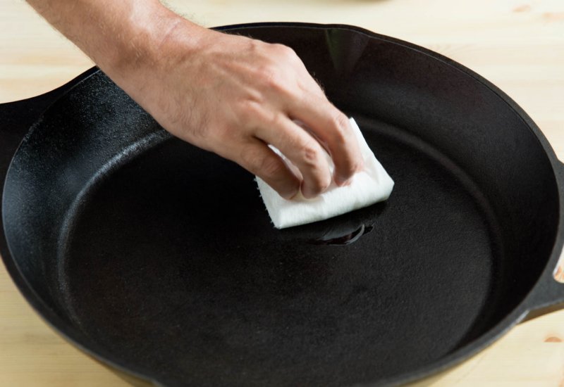 Почему ржавеют чугунные сковороды, казаны и кастрюли? Как убрать ржавчину на чугуне?