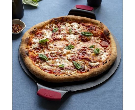 Блюдо для выпечки пиццы с силиконовыми прихватами 38 см, материал: чугун, BW15PPA1, BAKEWARE, LODGE, США, фото , изображение 9