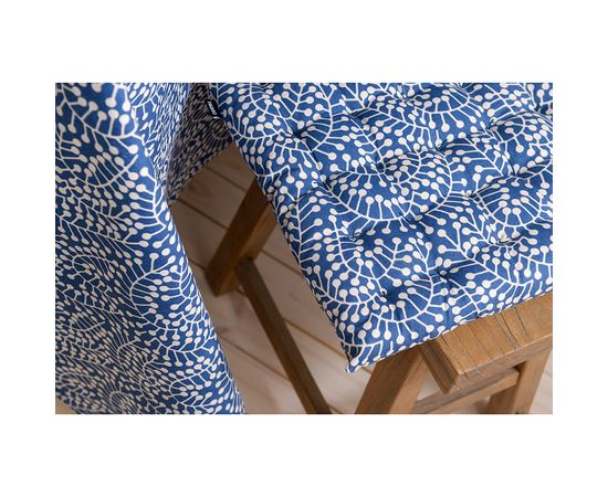 Подушка на стул темно-синего цвета с принтом Спелая Смородина из коллекции Scandinavian touch, 40х40 см, Tkano, фото , изображение 2